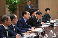 윤석열 대통령이 31일 서울 용산구 대통령실 청사에서 열린 ‘제19차 비상경제민생회의’를 주재하고 있다.