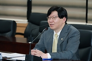 <p>김소영 금융위원회 부위원장이 1일 오전 서울 종로구 정부서울청사에서 개최한 금융시장 현안 점검&middot;소통회의에서 금융감독원, 국책 및 민간 연구기관 전문가 등과 함께 향후 거시경제 여건과 위험요인, 주요 기간산업의 업종별 현황 및 전망 등에 대해 논의하고 있다.</p>
<div><br></div>