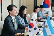 안덕근 산업통상자원부 통상교섭본부장이 31일 서울 종로구 포시즌스호텔에서 산티아고 안드레스 카피에로 아르헨티나 외교통상종교부 장관과 면담하고 있다.