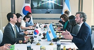 안덕근 산업통상자원부 통상교섭본부장이 31일 서울 종로구 포시즌스호텔에서 산티아고 안드레스 카피에로 아르헨티나 외교통상종교부 장관과 양국 간 경제·통상협력 강화방안에 대해 논의하고 있다.