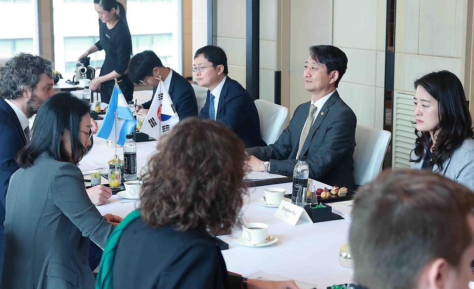 안덕근 산업통상자원부 통상교섭본부장이 31일 서울 종로구 포시즌스호텔에서 산티아고 안드레스 카피에로 아르헨티나 외교통상종교부 장관과 양국 간 경제·통상협력 강화방안에 대해 논의하고 있다.