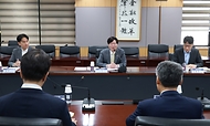 <p>김소영 금융위원회 부위원장이 1일 오전 서울 종로구 정부서울청사에서 개최한 금융시장 현안 점검&middot;소통회의에서 금융감독원, 국책 및 민간 연구기관 전문가 등과 함께 향후 거시경제 여건과 위험요인, 주요 기간산업의 업종별 현황 및 전망 등에 대해 논의하고 있다.</p>
<div><br></div>