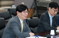 <p>김소영 금융위원회 부위원장이 1일 오전 서울 종로구 정부서울청사에서 개최한 금융시장 현안 점검&middot;소통회의에서 금융감독원, 국책 및 민간 연구기관 전문가 등과 함께 향후 거시경제 여건과 위험요인, 주요 기간산업의 업종별 현황 및 전망 등에 대해 논의하고 있다.</p>
<div><br></div>