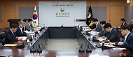 <p>김소영 금융위원회 부위원장이 1일 오전 서울 종로구 정부서울청사에서 개최한 금융시장 현안 점검&middot;소통회의에서 금융감독원, 국책 및 민간 연구기관 전문가 등과 함께 향후 거시경제 여건과 위험요인, 주요 기간산업의 업종별 현황 및 전망 등에 대해 논의하고 있다.</p>
<div><br></div>