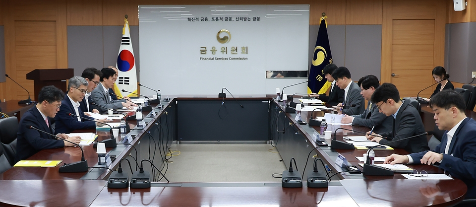 <p>김소영 금융위원회 부위원장이 1일 오전 서울 종로구 정부서울청사에서 개최한 금융시장 현안 점검&middot;소통회의에서 금융감독원, 국책 및 민간 연구기관 전문가 등과 함께 향후 거시경제 여건과 위험요인, 주요 기간산업의 업종별 현황 및 전망 등에 대해 논의하고 있다.</p>
<div><br></div>