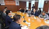 추경호 부총리 겸 기획재정부 장관이 4일 경남 거제 한화오션을 방문, 업계관계자들과의 간담회를 주재하고 있다.
