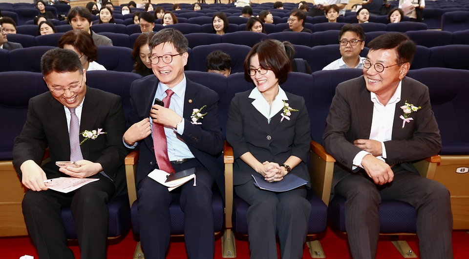 이기일 보건복지부 제1차관이 31일 서울 종로구 정부서울청사 별관 2층 대강당에서 열린 ‘2023년 제1회 아동권리포럼’에서 김영미 저출산·고령사회위원회 부위원장, 정익중 아동권리보장원 원장, 황영기 초록우산 어린이재단 회장과 대화하고 있다.