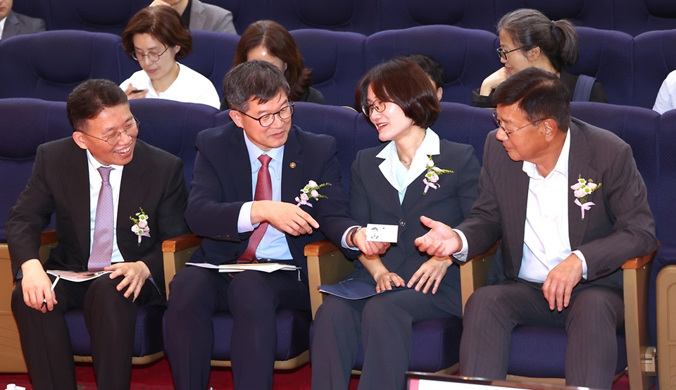 이기일 보건복지부 제1차관이 31일 서울 종로구 정부서울청사 별관 2층 대강당에서 열린 ‘2023년 제1회 아동권리포럼’에서 김영미 저출산·고령사회위원회 부위원장, 정익중 아동권리보장원 원장, 황영기 초록우산 어린이재단 회장과 대화하고 있다.