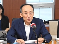 추경호 부총리 겸 기획재정부 장관이 4일 경남 거제 한화오션을 방문, 업계관계자들과의 간담회에서 모두발언을 하고 있다.
