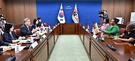 박진 외교부 장관이 1일 서울 종로구 외교부 청사에서 열린 ‘한-에스와티니 외교장관회담’에서 툴리실 들라들라 에스와티니 외교장관과 양국 관계, 실질 협력, 국제무대 협력, 지역 정세 등에 대해 논의하고 있다.
