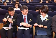 이기일 보건복지부 제1차관이 31일 서울 종로구 정부서울청사 별관 2층 대강당에서 열린 ‘2023년 제1회 아동권리포럼’에서 김영미 저출산·고령사회위원회 부위원장, 정익중 아동권리보장원 원장, 황영기 초록우산 어린이재단 회장과 대화하고 있다.