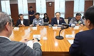 추경호 부총리 겸 기획재정부 장관이 4일 경남 거제 한화오션을 방문, 업계관계자들과의 간담회에서 애로사항을 청취하고 있다.