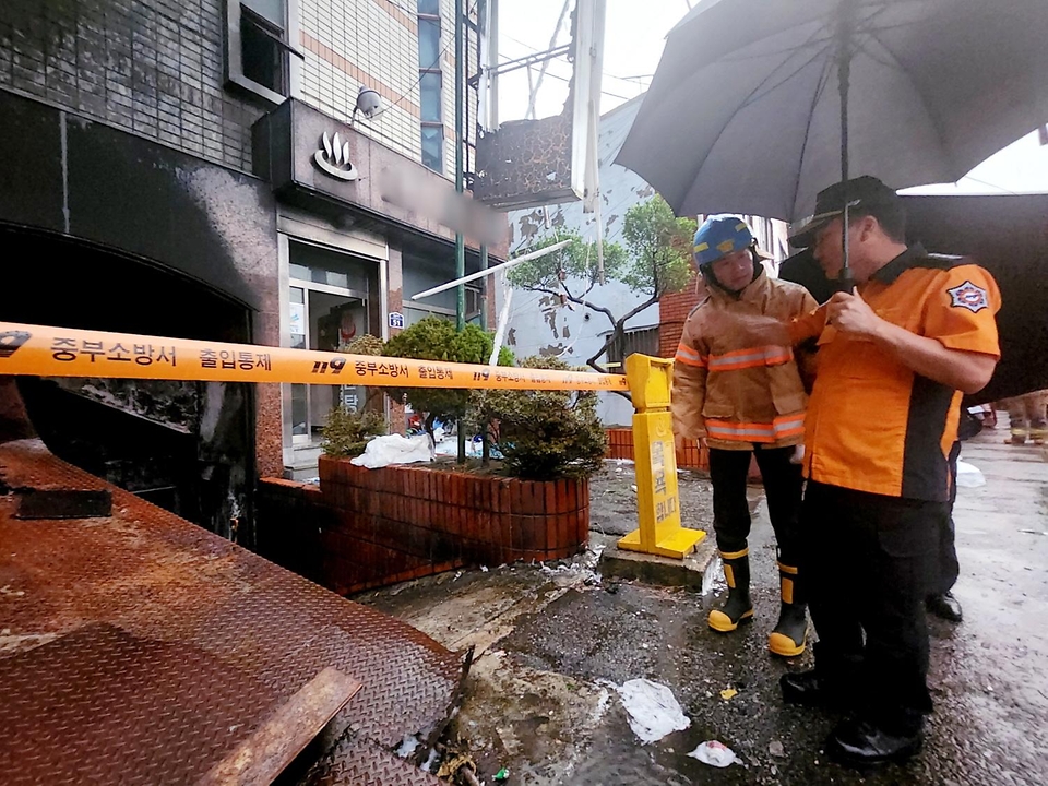 남화영 소방청장이 1일 부산 동구 목욕탕 화재·폭발사고 현장에서 피해상황을 점검하며 관계자와 대화하고 있다.