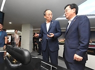 추경호 부총리 겸 기획재정부 장관이 4일 경남 거제 한화오션을 방문, 선박 전시관을 둘러보며 권혁웅 한화오션 대표이사의 설명을 듣고 있다. 