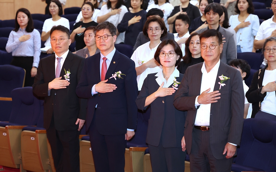 이기일 보건복지부 제1차관이 31일 서울 종로구 정부서울청사 별관 2층 대강당에서 열린 ‘2023년 제1회 아동권리포럼’에서 국기에 대한 경례를 하고 있다.