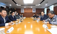 추경호 부총리 겸 기획재정부 장관이 4일 경남 거제 한화오션을 방문, 업계관계자들과의 간담회를 주재하고 있다.