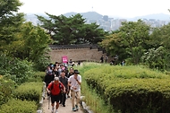 <p>장미란 문화체육관광부 제2차관, 산악인 엄홍길, 방송인 파비앙 등 국내·외 학생들이 5일 서울 종로구 청와대 권역 북악산 등반코스에 오르고 있다.&nbsp;</p>
