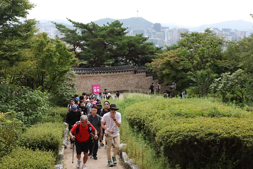 <p>장미란 문화체육관광부 제2차관, 산악인 엄홍길, 방송인 파비앙 등 국내·외 학생들이 5일 서울 종로구 청와대 권역 북악산 등반코스에 오르고 있다.&nbsp;</p>