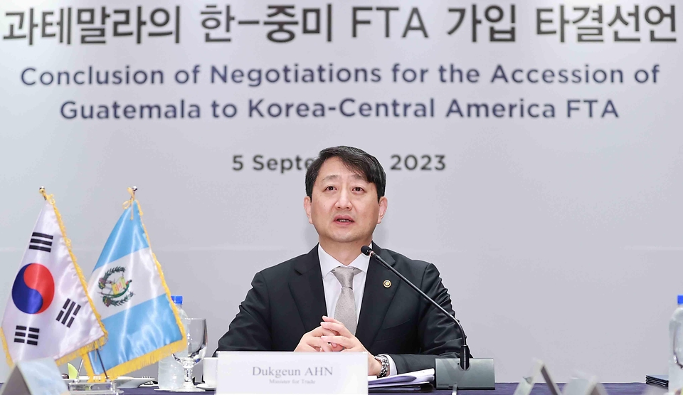 안덕근 산업통상자원부 통상교섭본부장이 5일 서울 중구 롯데호텔에서 열린 ‘과테말라의 한-중미 FTA 가입협상 타결선언식’에서 축사를 하고 있다.