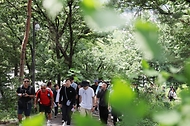 <p>장미란 문화체육관광부 제2차관, 산악인 엄홍길, 방송인 파비앙 등 국내·외 학생들이 5일 서울 종로구 청와대 권역 북악산 등반코스에 오르고 있다.&nbsp;</p>