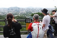 <p>장미란 문화체육관광부 제2차관, 산악인 엄홍길, 방송인 파비앙 등 국내·외 학생들이 5일 서울 종로구 청와대 권역 북악산 등반코스에서 청와대를 배경으로 기념 촬영을 하고 있다.&nbsp;</p>