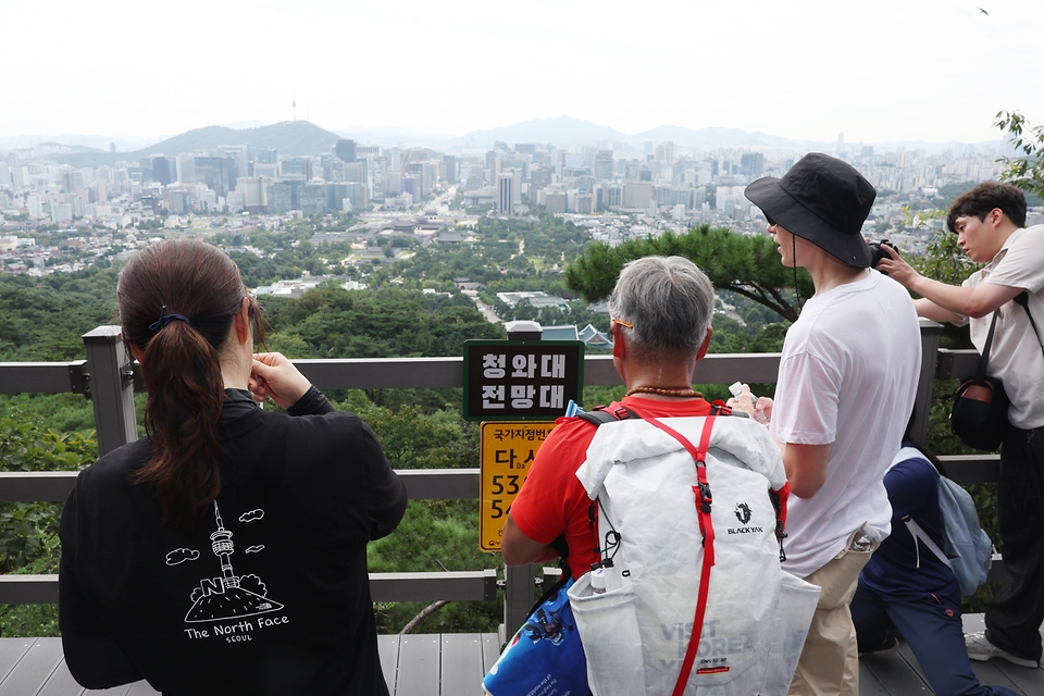 <p>장미란 문화체육관광부 제2차관, 산악인 엄홍길, 방송인 파비앙 등 국내·외 학생들이 5일 서울 종로구 청와대 권역 북악산 등반코스에서 청와대를 배경으로 기념 촬영을 하고 있다.&nbsp;</p>