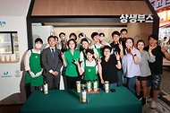 이영 중소벤처기업부 장관이 4일 대구 동성로 거리에서 열린 ‘황금녘 동행축제’ 부대행사에 참석, 다회용 컵을 가져온 일반시민에게 무료 ‘옥천 단호박라떼’ 등 상생음료 시음을 진행하는 ‘상생부스’에 방문해 참석자들과 기념촬영을 하고 있다.
