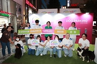 이영 중소벤처기업부 장관이 4일 대구 동성로 거리에서 열린 ‘황금녘 동행축제’ 부대행사에 참석, ‘도그파킹 부스’에 방문해 참석자들과 피켓을 들고 기념촬영을 하고 있다.