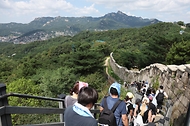 <p> 5일 서울 종로구 청와대 권역 북악산 등반코스에서 참가자들이 등반을 하고 있다.&nbsp;</p>