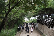 <p> 5일 서울 종로구 청와대 권역 북악산 등반코스에 참석한 참가자들이 등반을 하고 있다.&nbsp;</p>