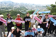 <p>장미란 문화체육관광부 제2차관, 산악인 엄홍길, 방송인 파비앙 등 국내·외 학생들이 5일 서울 종로구 청와대 권역 북악산 등반코스에서 청와대를 배경으로 기념 촬영을 하고 있다.&nbsp;</p>