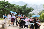 <p>장미란 문화체육관광부 제2차관, 산악인 엄홍길, 방송인 파비앙 등 국내·외 학생들이 5일 서울 종로구 청와대 권역 북악산 등반코스에서 청와대를 배경으로 기념 촬영을 하고 있다.&nbsp;</p>