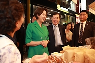 이영 중소벤처기업부 장관이 4일 대구 동성로 거리에서 열린 ‘황금녘 동행축제’ 부대행사에 참석하고 있다. 