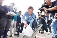 조승환 해양수산부 장관이 4일 전남 신안군 소재 새우양식장에서 출하가 예정된 양식 새우의 방사능 검사용 시료채쥐 현장을 점검하고 있다.