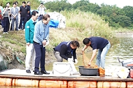 조승환 해양수산부 장관이 4일 전남 신안군 소재 새우양식장에서 출하가 예정된 양식 새우의 방사능 검사용 시료채쥐 현장을 점검하고 있다.