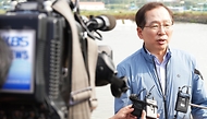 조승환 해양수산부 장관이 4일 전남 신안군 소재 새우양식장에서 취재진과 인터뷰를 하고 있다.