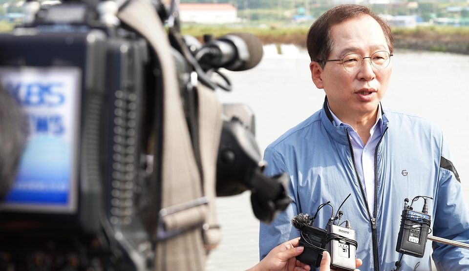 조승환 해양수산부 장관이 4일 전남 신안군 소재 새우양식장에서 취재진과 인터뷰를 하고 있다.