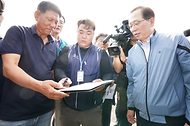 조승환 해양수산부 장관이 4일 전남 신안군 소재 새우양식장에서 관계자와 대화하고 있다.