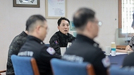 박민식 국가보훈부 장관이 5일 오후 중국어선 불법조업 감시등 해양을 수호하는 해양경찰을 위문하기 위해 서해 NLL 경비함정에 방문하여 함정을 시찰하며 장병들 만나 격려를 하고 있다