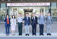 박민식 국가보훈부 장관이 7일 오전 충남 논산 국방대학교 컨벤션센터에서 열린 민.관.군 고위정책관리자 대상 특강에 참석하여 주요내빈과 함께 기념촬영을 하고 있다
