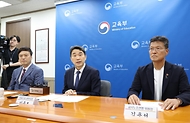 이주호 부총리 겸 교육부장관이 5일 서울 종로구 정부서울청사에서 열린 ‘공교육 정상화를 위한 교육단체 간담회’를 주재하고 있다.