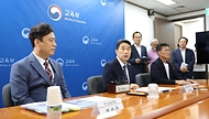 이주호 부총리 겸 교육부장관이 5일 서울 종로구 정부서울청사에서 열린 ‘공교육 정상화를 위한 교육단체 간담회’를 주재하고 있다.