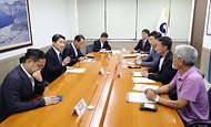 5일 서울 종로구 정부서울청사에서 ‘공교육 정상화를 위한 교육단체 간담회’가 진행되고 있다. 이번 간담회는 교원단체와 함께 교육계의 아픔과 갈등을 해소하고 공교육을 정상화하기 위한 방안을 모색하기 위해 마련됐다.