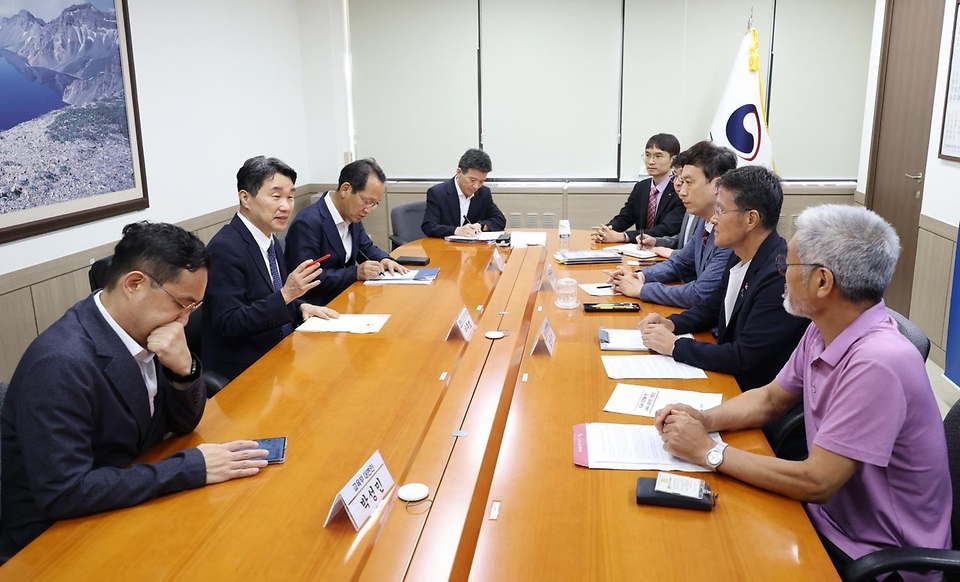 5일 서울 종로구 정부서울청사에서 ‘공교육 정상화를 위한 교육단체 간담회’가 진행되고 있다. 이번 간담회는 교원단체와 함께 교육계의 아픔과 갈등을 해소하고 공교육을 정상화하기 위한 방안을 모색하기 위해 마련됐다.