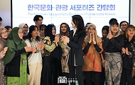 김건희 여사가 7일(현지시간) 인도네시아 자카르타 롯데 에비뉴 K-브랜드 해외홍보관(KOREA 360)에서 열린 ‘한국문화·관광 서포터즈 간담회’에 참석해 박수를 치고 있다.