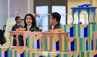 김건희 여사가 7일(현지시간) 인도네시아 자카르타 롯데 에비뉴 K-브랜드 해외홍보관(KOREA 360)을 방문해 관계자와 대화하고 있다.