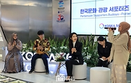 김건희 여사가 7일(현지시간) 인도네시아 자카르타 롯데 에비뉴 K-브랜드 해외홍보관(KOREA 360)에서 열린 ‘한국문화·관광 서포터즈 간담회’에 참석해 박수를 치고 있다.