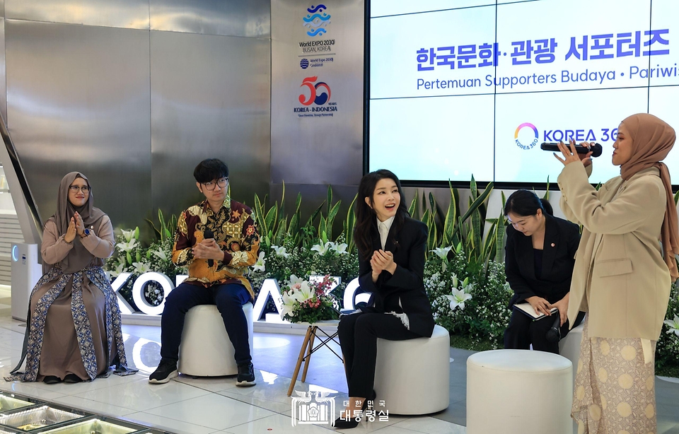 김건희 여사가 7일(현지시간) 인도네시아 자카르타 롯데 에비뉴 K-브랜드 해외홍보관(KOREA 360)에서 열린 ‘한국문화·관광 서포터즈 간담회’에 참석해 박수를 치고 있다.