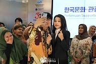 김건희 여사가 7일(현지시간) 인도네시아 자카르타 롯데 에비뉴 K-브랜드 해외홍보관(KOREA 360)에서 열린 ‘한국문화·관광 서포터즈 간담회’에 참석해 서포터즈와 셀카를 찍고 있다.