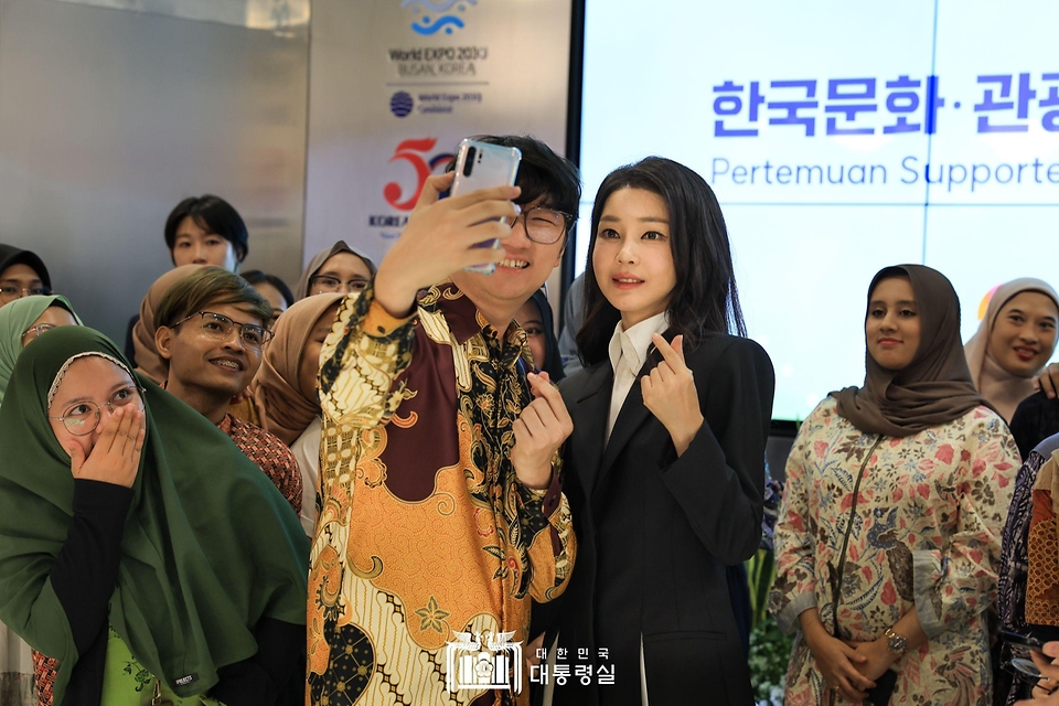 김건희 여사가 7일(현지시간) 인도네시아 자카르타 롯데 에비뉴 K-브랜드 해외홍보관(KOREA 360)에서 열린 ‘한국문화·관광 서포터즈 간담회’에 참석해 서포터즈와 셀카를 찍고 있다.